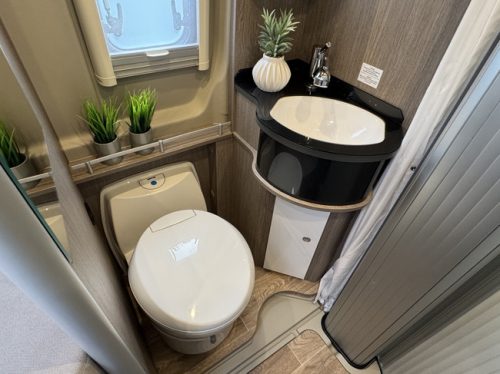 P&ouml;ssl Roadcruiser 640 D-Line 160 hp AUTOMATIC 9-Speed Euro6 Fiat Ducato Maxi **Single beds/4 seats/XXL Fridge/1st owner/Full photo: 20
