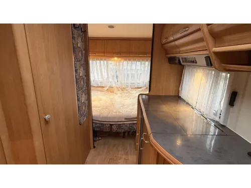 Hobby Excellent 470 UB U-shaped dinette transverse bed toilet photo: 2