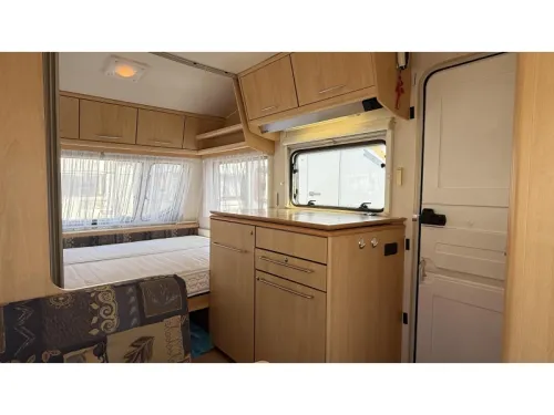 Chateau Calista 390 TDZ dinette fixed bed toilet photo: 6