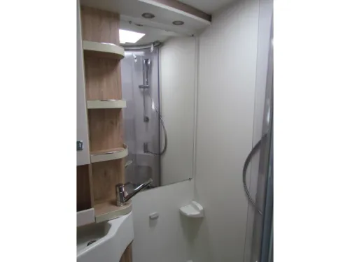 Eura Mobil Profila RS 695 EB L/H-Bett, Automatik Foto: 9