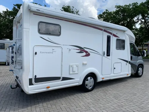 Eura Mobil Terrestra 710 HB Fixed Bed XXL Garage photo: 3