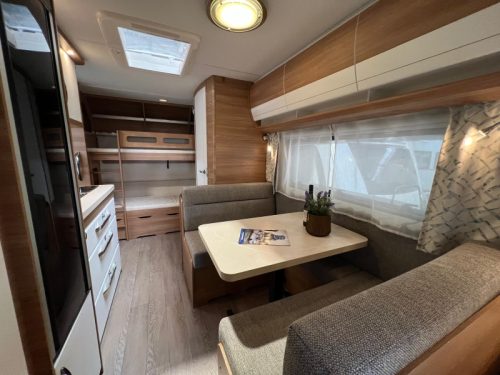 Hobby De Luxe 490 KMF awning bunk bed bicycle photo: 11