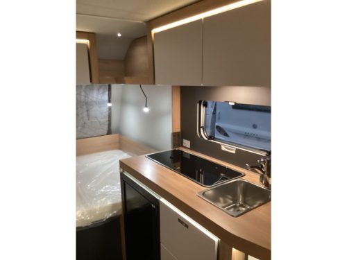 Knaus Sport 420 QD transverse bed photo: 9