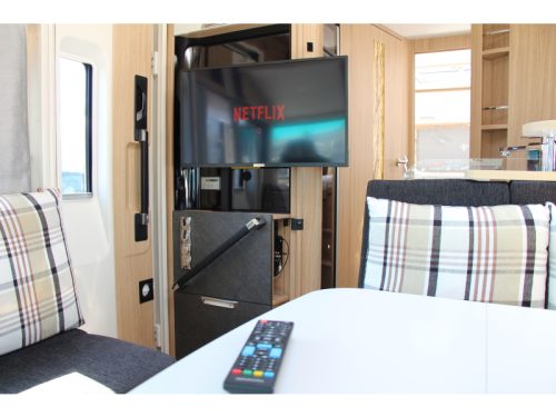 Niesmann+Bischoff Arto 77 E Single beds + Pop-top roof  photo: 41