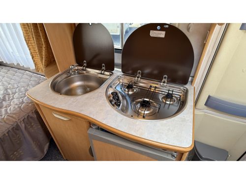 Fendt Saphir 470 F transverse bed dinette toilet photo: 7