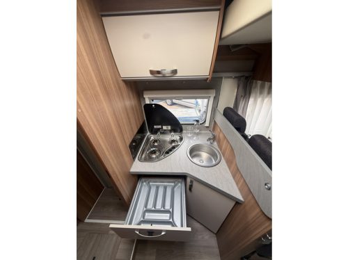 Weinsberg CaraSuite Edition IC-line 700 MEG 140 PS Euro 6 L&auml;ngsbetten+Hubbett elktr Sch&uuml;ssel TV Garage Fahrradtr&auml;ger Markise Fliegengitter T&uuml;r Kamera Foto: 12