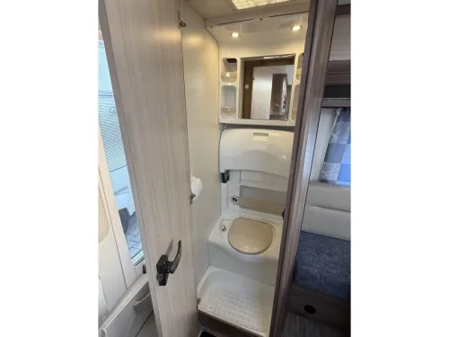 Hobby De luxe Easy 400 SF transverse bed dinette toilet photo: 3