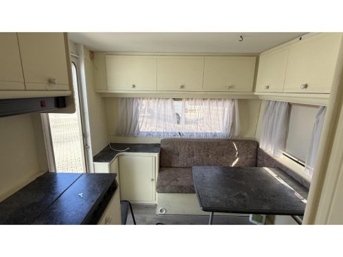 Dethleffs Camper 440 T Dinette Festbett Toilette Foto: 3