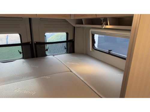 Dethleffs Globetrail Advantage 600 DR transverse bed pop-top roof upper bed photo: 13