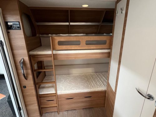 Hobby De Luxe 490 KMF awning bunk bed bicycle photo: 15