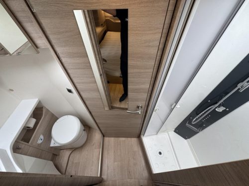 RAPIDO 896 F Automatik - Queensize-Bett Foto: 16