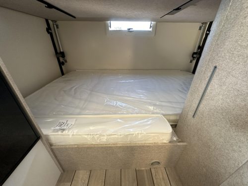 McLouis Glamys 320 NEW 8-Berth Overcab 140HP photo: 20