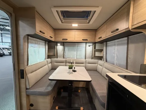 Weinsberg CaraOne Edition HOT 450 FU Franz&ouml;sisches Bett / Rundsitzgruppe  Foto: 12