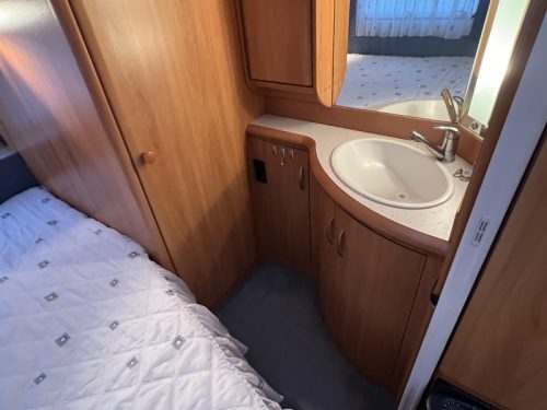 Hobby De luxe Easy 560 KMFE Etagenbett Sitzgruppe Franz&ouml;sisches Bett Foto: 10