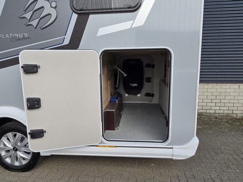 Knaus VAN TI PLUS 650 MEG PLATINUM SELECTION AUTOMATIC 180 HP ONLY 16,866 KM!! AIR CONDITIONING AIR SUSPENSION TV + SATELLITE SINGLE BEDS SWIVEL DETACHABLE TOWBAR photo: 3