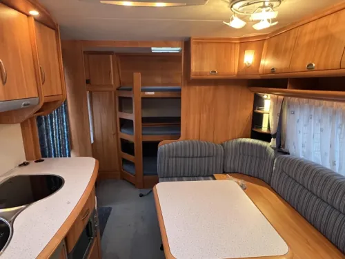 Hobby De luxe Easy 560 KMFE stapelbed zit frans  foto: 1