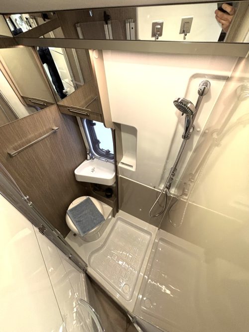 Chausson V594 Roadline CAMA TRANSVERSAL FIAT8 SUSPENSI&Oacute;N NEUM&Aacute;TICA 5.99M foto: 8