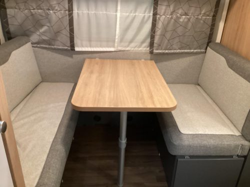 Knaus Sport 420 QD transverse bed photo: 2