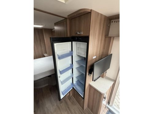 Swift Elite 645 Levelling system Mover Awning Solar panel Oven photo: 14