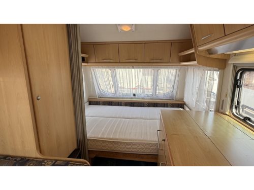 Chateau Calista 390 TDZ asiento de tren cama fija aseo foto: 10