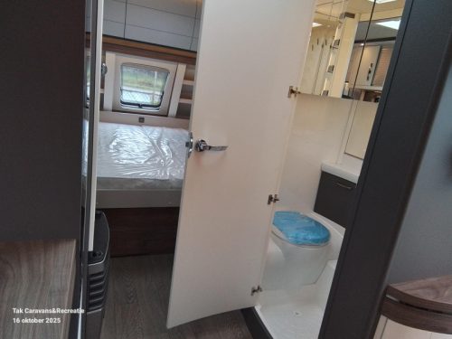 Hobby Excellent Edition 540 UFF with queen bed photo: 11