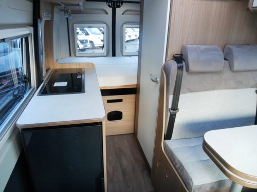 Carado CV 540 Edition 15 5,40 Meter Kastenwagen, Querbett Foto: 11