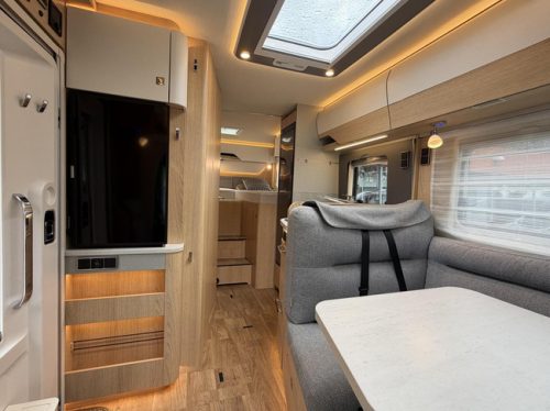 Hymer B600 MC WhiteLine Automatic Single Beds Awning Large Garage photo: 10
