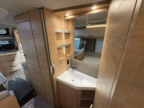 Knaus Sudwind Black Selection 500 PF K&uuml;chenzeile / Franz&ouml;sisches Bett  Foto: 14