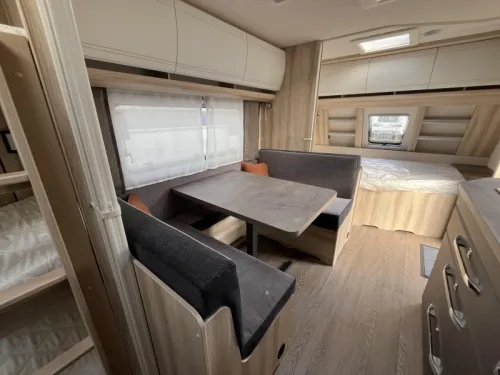 Hobby De Luxe 545 KMF sfeer-3bed-c6e-vloerv-etc Foto: 3