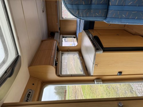 Dethleffs Globebus 1 110 HP, Transverse bed, half-dinette, swivel seats, Engine air conditioning, neat camper, length 6.00 Year 2006 Camper centrum on the road Marum photo: 3