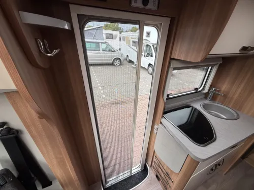 Weinsberg CaraCompact Pepper 600 Single beds 44000 km AC photo: 12