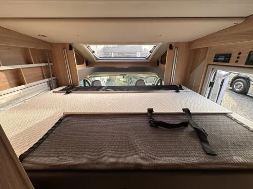 Knaus Sky Wave 60 Years 650 MEG Fiat 140PK L&auml;ngsbetten Foto: 16