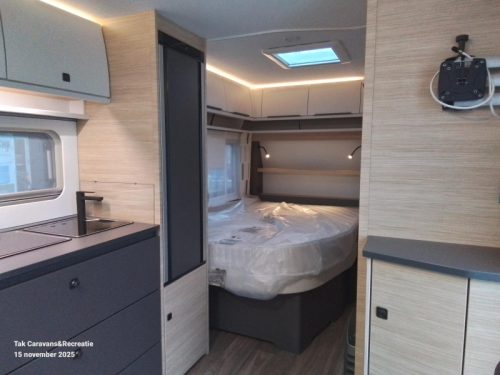 Fendt Apero 465 SFB central kitchen and French bed photo: 11