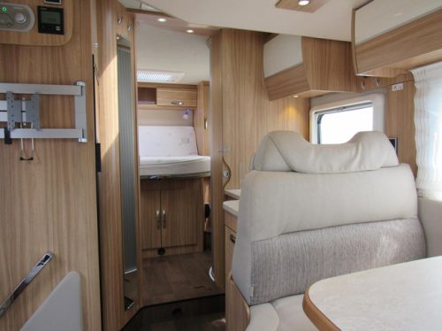 Hymer T598 Semi-integrated French bed Pop-top roof year of manufacture2018 photo: 17
