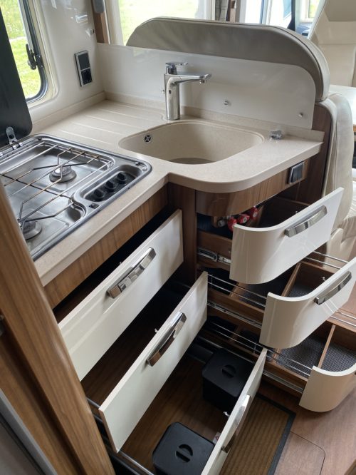 Hymer B 678 PL AUTOMATIK 3 Liter Diesel mit 177 PS, L&auml;ngsbetten & Hubbett Bj. 2016. Centrum On the Road am Noorderringweg 4 in Marum. Foto: 10
