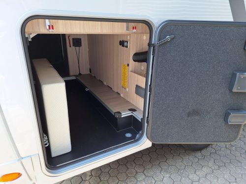 Adria Compact Supreme SC QUEEN BED+LEVELING SYSTEM photo: 12