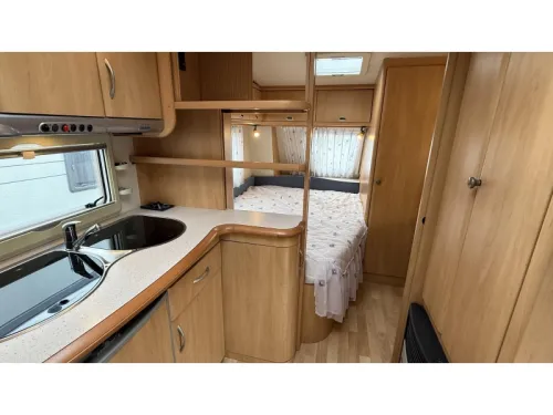 Hobby De luxe Easy 460 UFE franz&ouml;sisches Bett Rundsitzgruppe Toilette Foto: 2