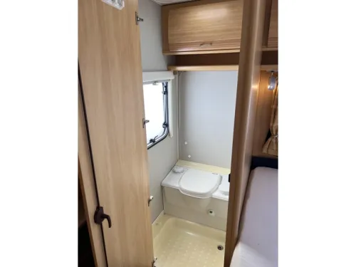 Dethleffs Camper 450 DB frans bed rondzit toilet  foto: 2