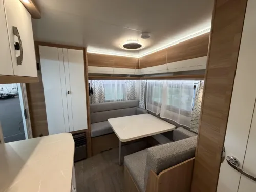 Hobby De Luxe 440 SF cassette awning - photo: 10
