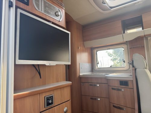 Hymer T 704 SL single beds levelling system photo: 30