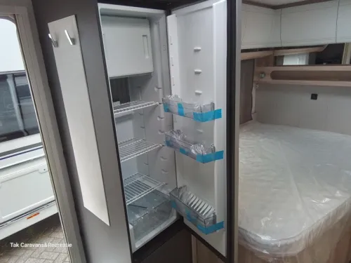 Hobby De Luxe 495 WFB with separate shower and toilet photo: 6