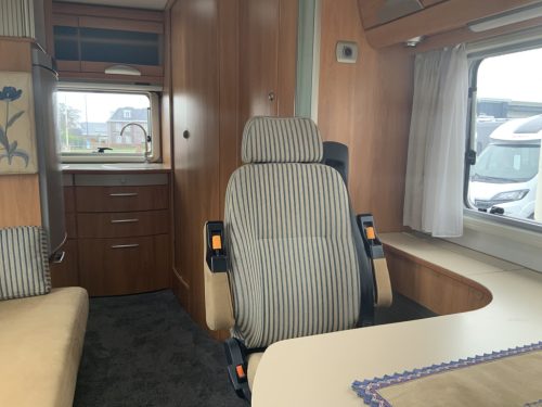 Hymer B 584 2.8 JTD 128 HP, Integral, Engine air conditioning, Front lift bed, 3 Isri seats, Long bench, Tow bar, Year 2005 Camper Centrum On the Road at Noorderringweg 4 in Marum. photo: 4