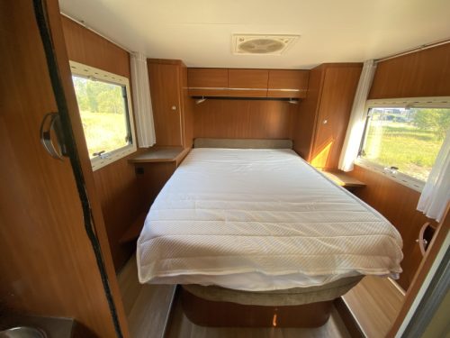 Challenger Mageo 118 large double bed photo: 6