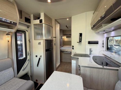 RAPIDO 686 F Euro6 Queen bed 2X Air conditioning Solar panel Awning Bicycle rack photo: 12