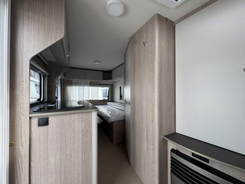 B&uuml;rstner Premio Life 480 TL Mover and Thule awning photo: 1