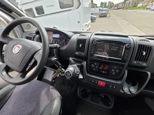 LMC Passion T 673 G Inversor 2kw 4bater&iacute;as 150cv foto: 2