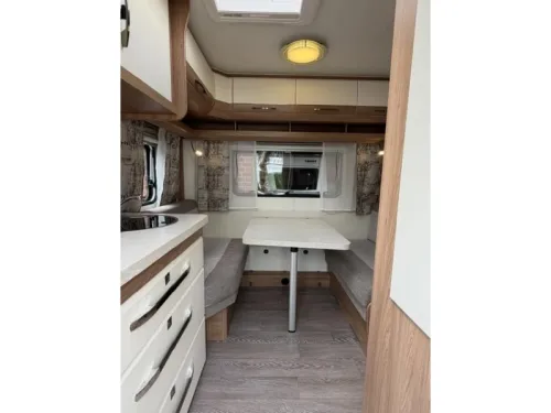 Hobby De Luxe 400 SFE Incl. Mover and Awning photo: 11