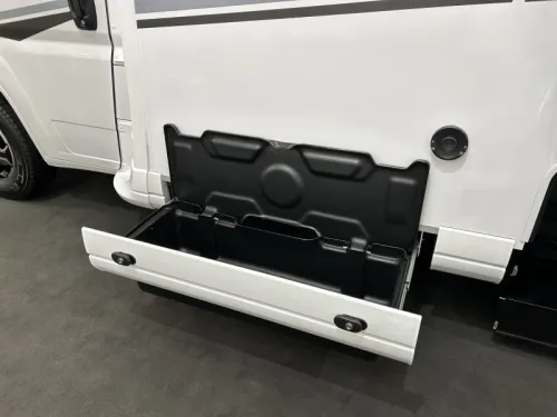 Pilote P 690 D Motorhome, Central pop-up bed photo: 15