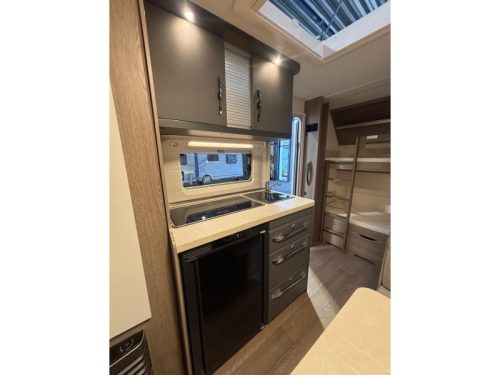 Hobby On Tour 470 KMF with awning and bunk bed  photo: 14