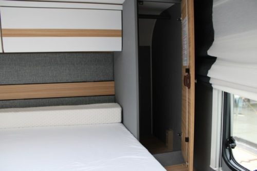 Dethleffs 7052 DBM Just 90 Queenbed + Hubdach ger&auml;umige Garage (94 Foto: 42